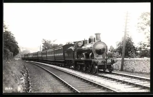 AK Britische Lokomotive Nr. 36 mit Tender und Personenwaggons, englische Eisenbahn