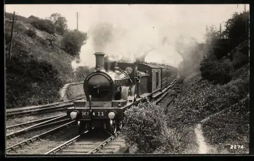 AK Britische Lokomotive Nr. 11 fährt unter starker Rauchentwicklung, englische Eisenbahn