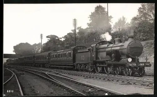 AK Britische Lokomotive Nr. 163 mit Personenzug, englische Eisenbahn