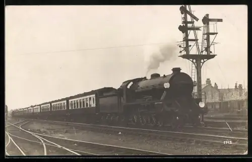 AK Britische Lokomotive Nr. 771 mit Tender und Personenwaggons, englische Eisenbahn