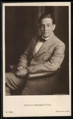 AK Schauspieler Erich Kaiser-Titz in Sessel sitzend