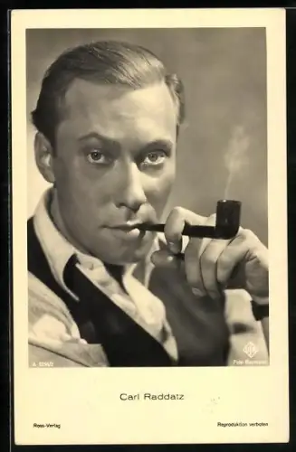 AK Schauspieler Carl Raddatz in einer Filmrolle Pfeife rauchend