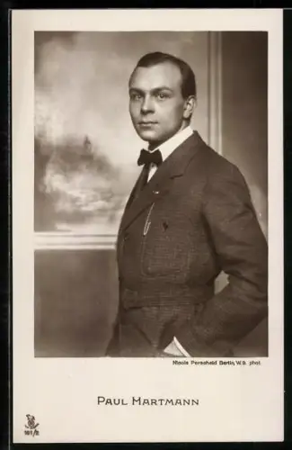 AK Schauspieler Paul Hartmann in karierter Jacke mit Fliege