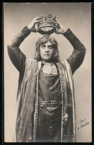 AK Schauspieler Carl v. Zeska im Kostüm mit Krone
