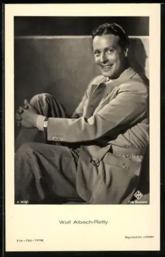 AK Schauspieler Wolf Albach-Retty, sitzt mit angezogenem Knie