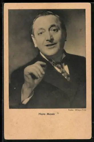 AK Schauspieler Hans Moser im Anzug in die Kamera schauend