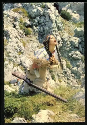 AK Szene aus Winnetou 1 nach Karl May, Marie Versini als Nscho-Tschi nach dem Eintreffen eines tödlichen Schusses