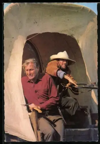 AK Film Winnetou - I. Teil, Old Shatterhand verteidigt einen Treck gegen die Angriffe der Indianer