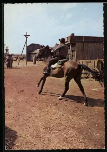 AK Eine Szene aus dem Karl May-Film Winnetou, II. Teil, Der Ponca-Häuptling steckt Öllager in Brand