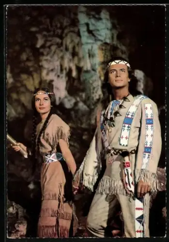 AK Schauspieler Pierre Brice und Schauspielerin Karin Dor in Winnetou