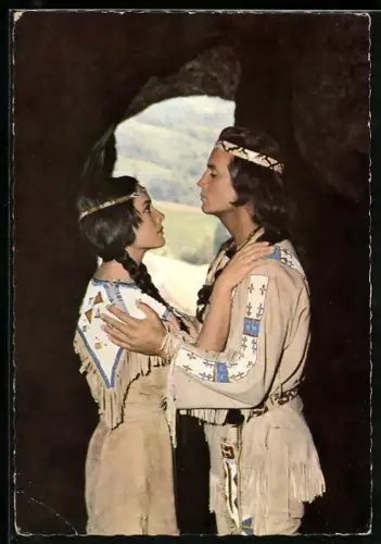 AK Pierre Brice und Karin Dor in dem Karl May-Film Winnetou II. Teil, Bis zur Verhandlung weilt Winnetou...
