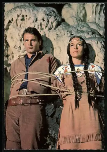 AK Karin Dor und Mario Girotti in Winnetou II. Teil, Filmszene