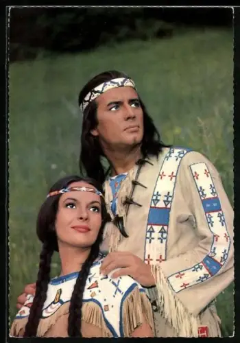 AK Pierre Brice und Karin Dor in dem Karl May-Film Winnetou II. Teil, So werden Ribanna und Winnetou gezwungen...