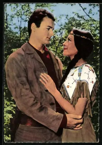 AK Szene aus Winnetou 2 nach Karl May, Karin Dor und Mario Girotti als Ribanna und Leutnant Merril bereit zur Heirat