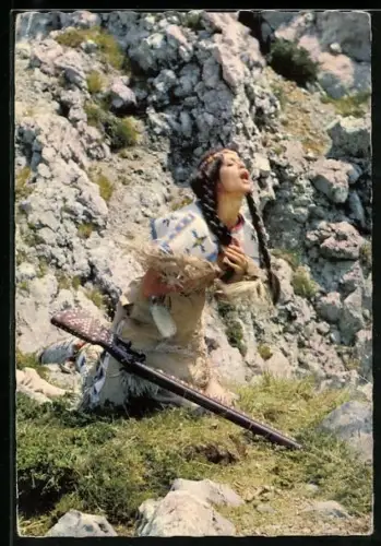 AK Szene aus Winnetou 1 nach Karl May, Marie Versini als Nscho-Tschi nach dem Eintreffen eines tödlichen Schusses