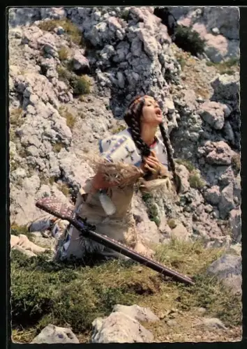 AK Szene aus Winnetou 1 nach Karl May, Marie Versini als Nscho-Tschi nach dem Eintreffen eines tödlichen Schusses