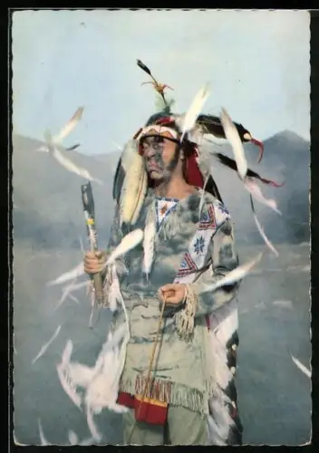 AK Szene aus Winnetou 1 nach Karl May, Chris Howland verkleidet sich als Indianer
