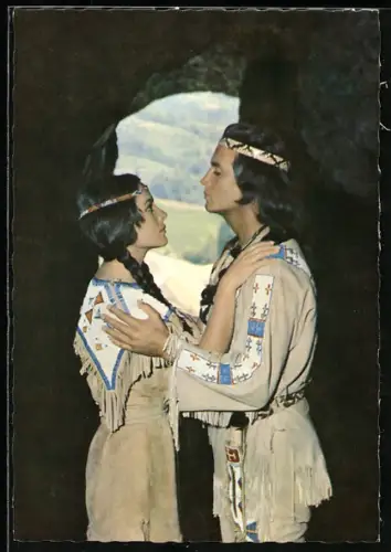 AK Schauspieler Pierre Brice als Indianer Winnetou