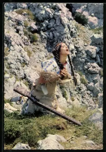 AK Szene aus Winnetou 1 nach Karl May, Marie Versini als Nscho-Tschi nach dem Eintreffen eines tödlichen Schusses