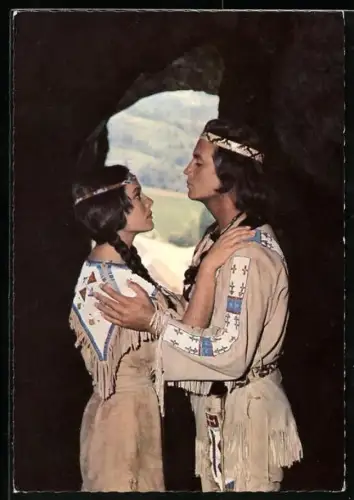 AK Pierre Brice und Karin Dor in dem Karl May-Film Winnetou II. Teil, Bis zur Verhandlung weilt Winnetou...
