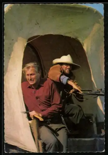 AK Film Winnetou - I. Teil, Old Shatterhand verteidigt einen Treck gegen die Angriffe der Indianer