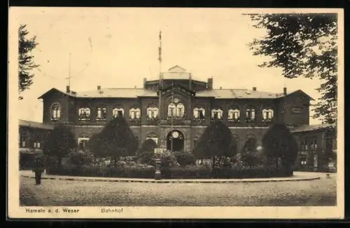AK Hameln a. d. Weser, Bahnhof mit Strassenpartie