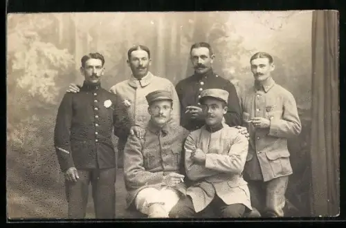Foto-AK Soltau, Kriegsgefangenenlager, Gruppenaufnahme Gefangenen in ihren Uniformen