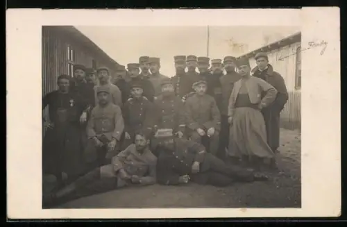 Foto-AK Soltau, Kriegsgefangenenlager, Gruppenaufnahme Entente-Gefangene zwischen Baracken