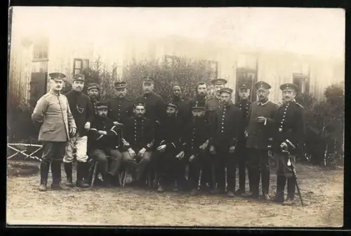 Foto-AK Soltau, Kriegsgefangenenlager, Gruppenaufnahme Gefangene mit deutschen Wachmannschaften