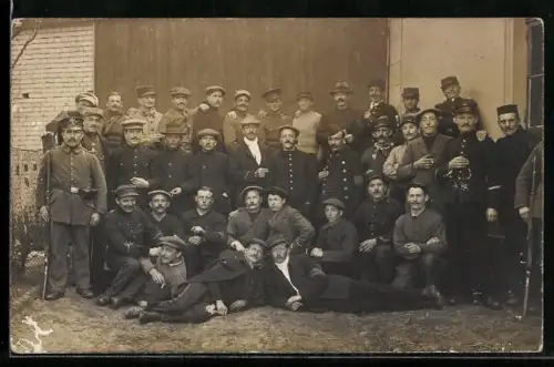 Foto-AK Soltau, Kriegsgefangenenlager, Entente-Gefangene und deutsche Landwehr-Wachsoldaten