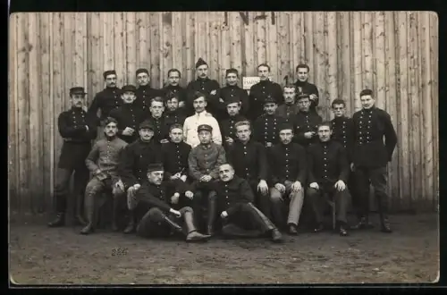 Foto-AK Soltau, Kriegsgefangenenlager, Entente-Gefangene vor Baracke