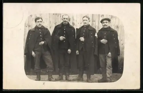 Foto-AK Soltau, Kriegsgefangenenlager, Gefangene Soldaten in Uniformmänteln