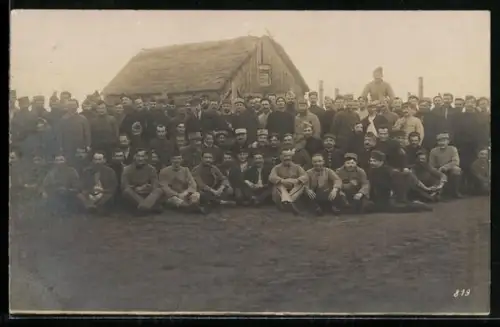 Foto-AK Soltau, Kriegsgefangenenlager, Gefangene auf dem Lagerplatz