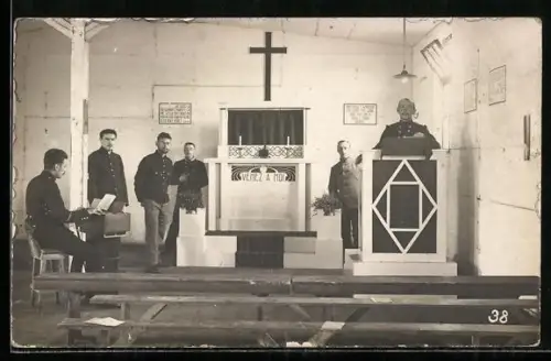 Foto-AK Soltau, Kriegsgefangenenlager, Innenansicht der Lagerkirche mit Gefangenen