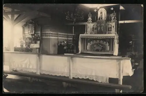 Foto-AK Soltau, Kriegsgefangenenlager, Altar in der Lagerkirche
