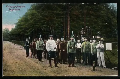 AK Kriegsgefangene Engländer, Gruppenfoto am Zaun des Lagers mit deutschen Wachsoldaten