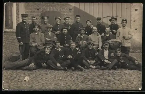 Foto-AK Soltau, Kriegsgefangenenlager, Gefangene Entente-Soldaten