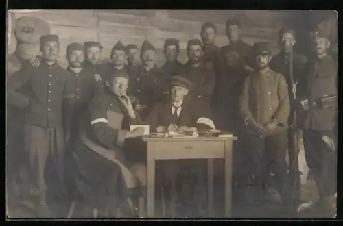 Foto-AK Soltau, Kriegsgefangenenlager, Gefangene Entente-Soldaten und deutscher Wachsoldat