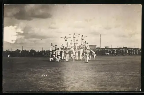 Foto-AK Soltau, Kriegsgefangenenlager, Turnübungen auf dem Lagerplatz