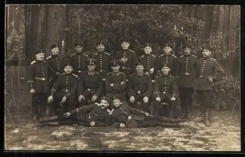 Foto-AK Soltau, Kriegsgefangenenlager, deutsche Soldaten in Uniform, teils mit Ärmelband Gibraltar