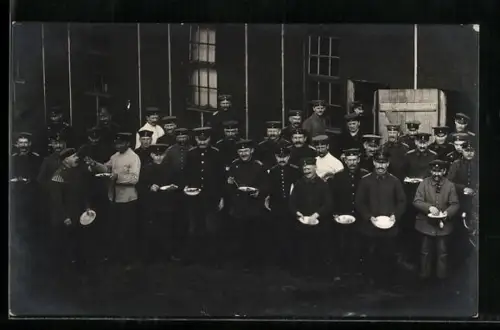 Foto-AK Soltau, Kriegsgefangenenlager, deutsche Wachmannschaften beim Essenfassen