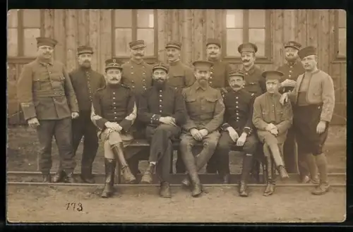 Foto-AK Soltau, Kriegsgefangenenlager, gefangene Entente-Soldaten vor ihrer Baracke