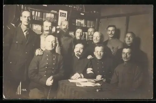 Foto-AK Soltau, Kriegsgefangenenlager, Gruppenaufnahme in der Lagerbücherei