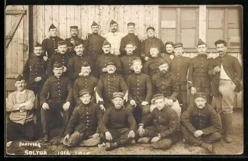 Foto-AK Soltau, Kriegsgefangenenlager, Gruppenaufnahme gefangene Entente-Soldaten