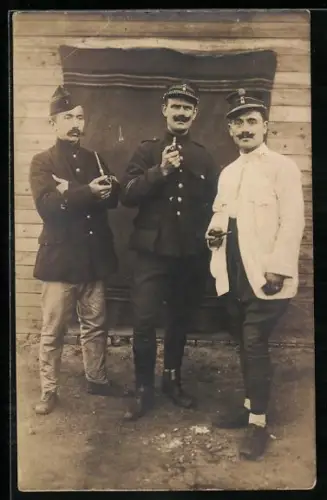 Foto-AK Soltau, Kriegsgefangenenlager, gefangene Offiziere vor der Baracke