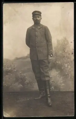 Foto-AK Soltau, Kriegsgefangenenlager, gefangener Soldat mit Armbanduhr