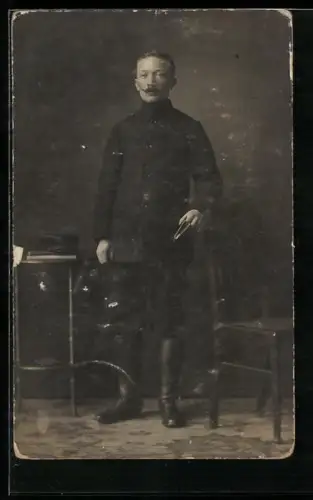 Foto-AK Soltau, Kriegsgefangenenlager, gefangener Entente-Soldat