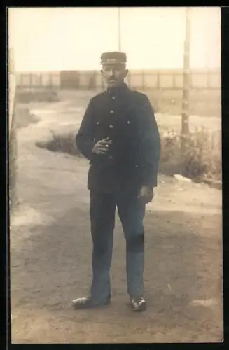 Foto-AK Soltau, Kriegsgefangenenlager, gefangener Entente-Soldat auf dem Lagerplatz