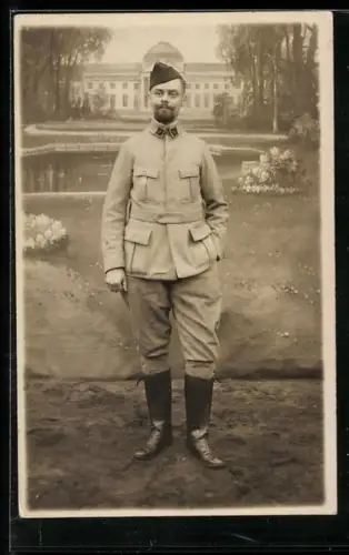 Foto-AK Soltau, Kriegsgefangenenlager, Gefangener Entente-Soldat in Uniform 1918