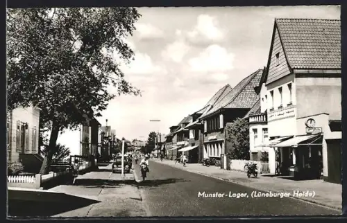 AK Munster-Lager /Lüneburger Heide, Strassenansicht mit Wohnhäusern und Geschäften